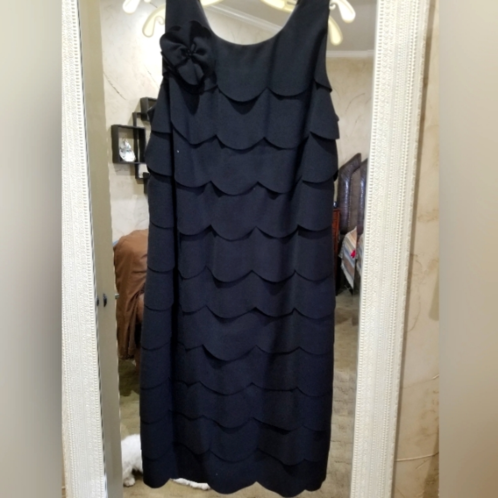 Sharon Young S-12 Dressy Black tiered scalloped sheath dress. NWOT never worn.